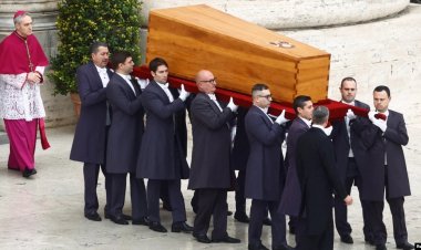 Eski Papa İçin Vatikan'da Cenaze Töreni