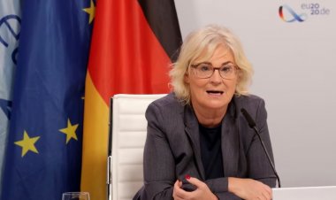 Almanya Savunma Bakanı İstifa Edecek