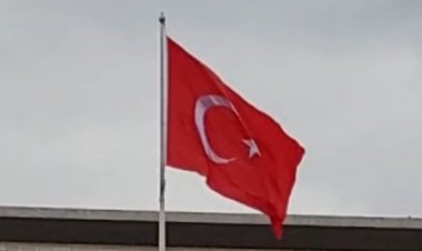 TÜRKİYE Dimdik Ayakta