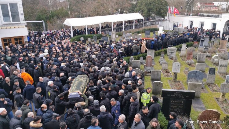 Berlin'de Müslümanlar İçin Mezar Yeri Sıkıntısı Protesto Edildi
