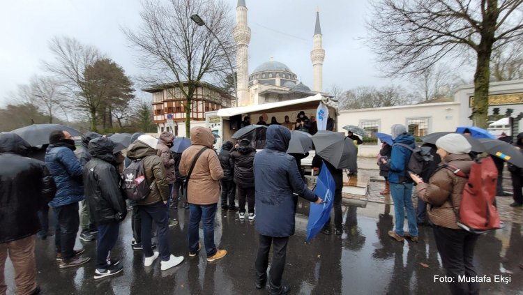 Berlin'de Müslümanlar İçin Mezar Yeri Sıkıntısı Protesto Edildi