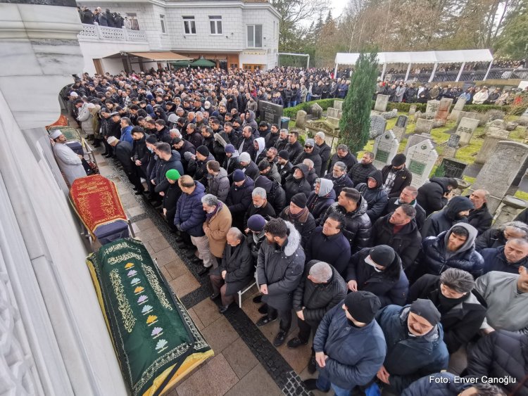 Berlin'de Müslümanlar İçin Mezar Yeri Sıkıntısı Protesto Edildi