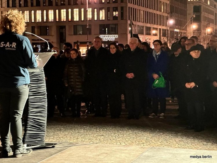 Berlin'de Depremzedeler Anıldı.