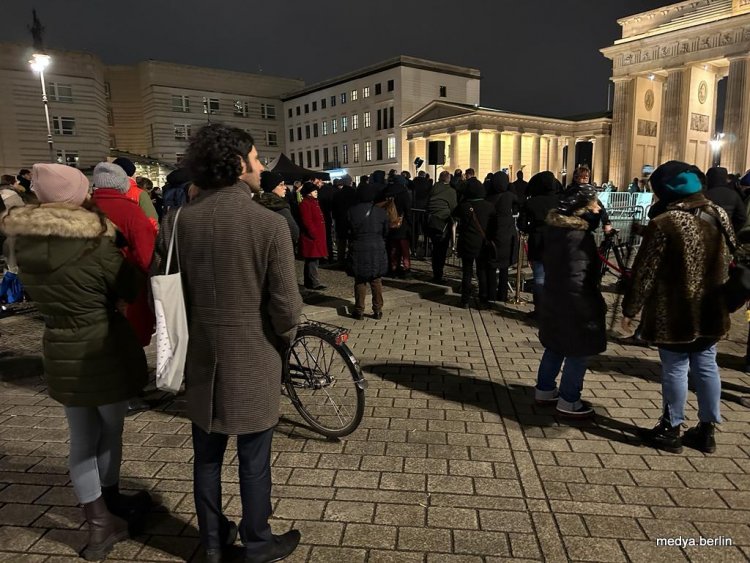 Berlin'de Depremzedeler Anıldı.