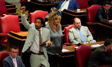 İhraç Edilen Demokrat Temsilci'ye Görevi İade Edildi