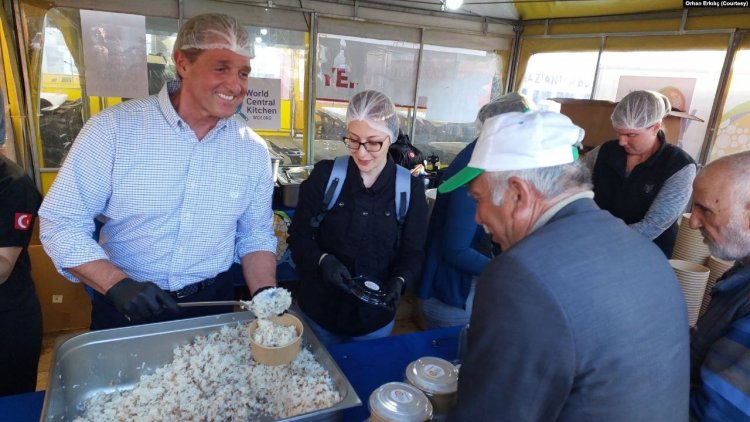 Flake Deprem Bölgesinde Yemek Dağıtımına Katıldı