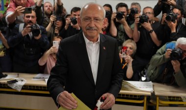 Siyasi parti liderleri oylarını kullanıyor