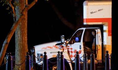 Bir kişi Beyaz Saray Önündeki Bariyerleri Kamyonetle Aşmaya Çalıştı