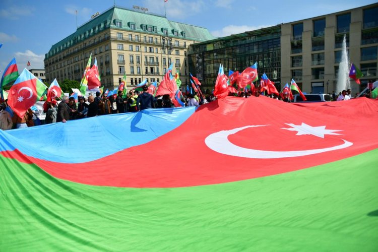 Azerbaycan Türklerinden Berlin'de Yürüyüş!