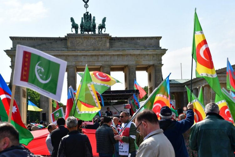 Azerbaycan Türklerinden Berlin'de Yürüyüş!