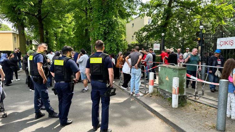 İkinci Tura Günler Kala  Berlin Sandığa Gitti