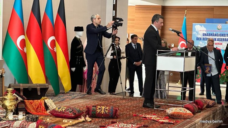 Azerbaycan Cumhuriyetinin  105. Yılı Berlin'de Kutlandı