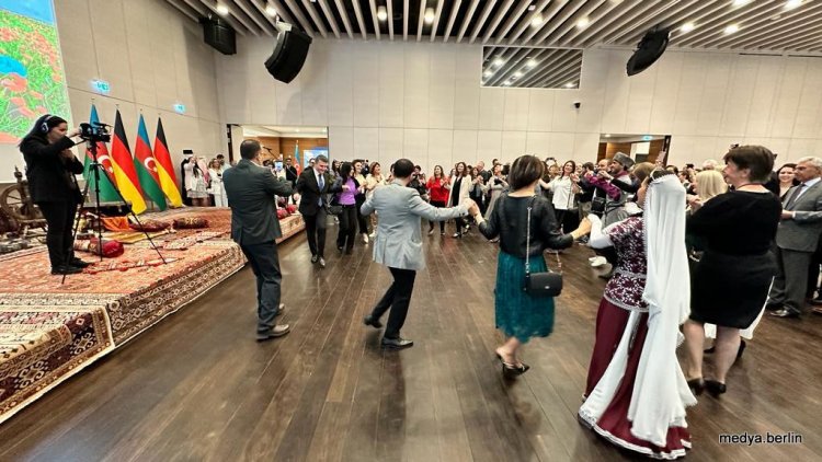 Azerbaycan Cumhuriyetinin  105. Yılı Berlin'de Kutlandı