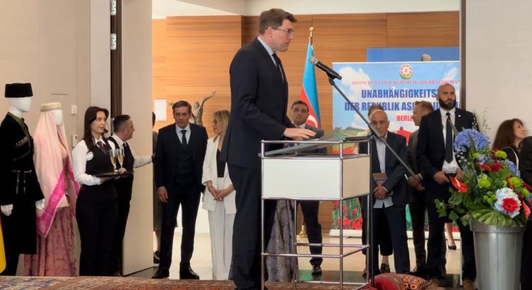 Azerbaycan Cumhuriyetinin  105. Yılı Berlin'de Kutlandı