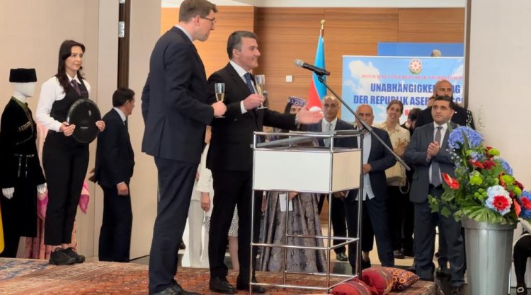Azerbaycan Cumhuriyetinin  105. Yılı Berlin'de Kutlandı