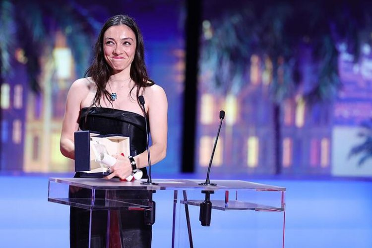 Merve Dizdar Cannes Film Festivali'nde en iyi kadın oyuncu ödülünü aldı