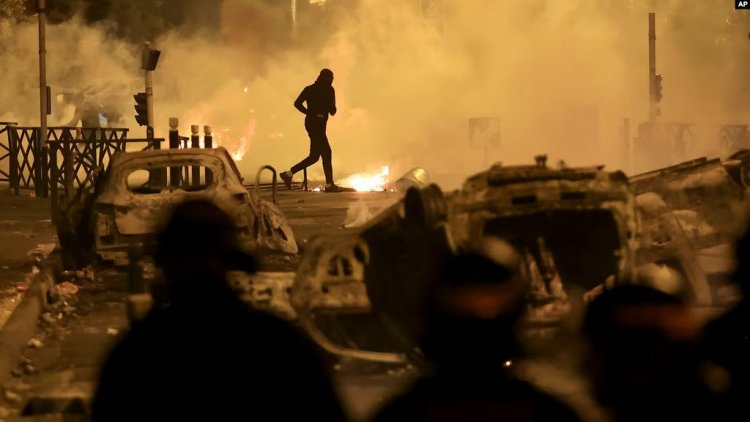 Fransa’daki protestolarda 667 gözaltı Macron kriz toplantısı için Paris'e döndü