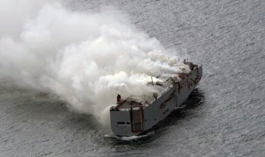 Danimarka açıklarında yanmaya devam eden gemide 500 elektrikli araç olduğu açıklandı