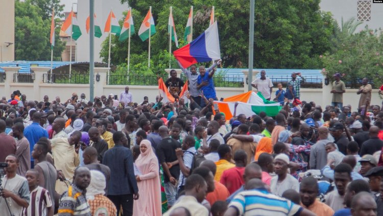 Nijer'de ordu komutasından cumhurbaşkanlığı sarayı muhafızlarının başlattığı darbeye destek
