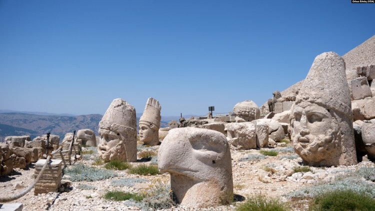Nemrut Dağı depreme rağmen binlerce turisti ağırlıyor