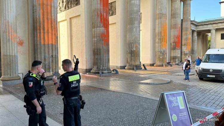 İklim Aktivistleri Tarihi Brandenburg Kapısı'na Saldırı.