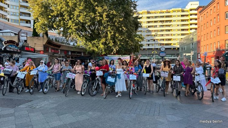 5'inci Süslü Kadınlar Bisiklet Turu-Berlin