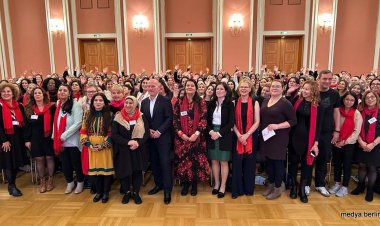 Rotes Rathaus'da Yüzlerce Anne Bir Araya Geldi.