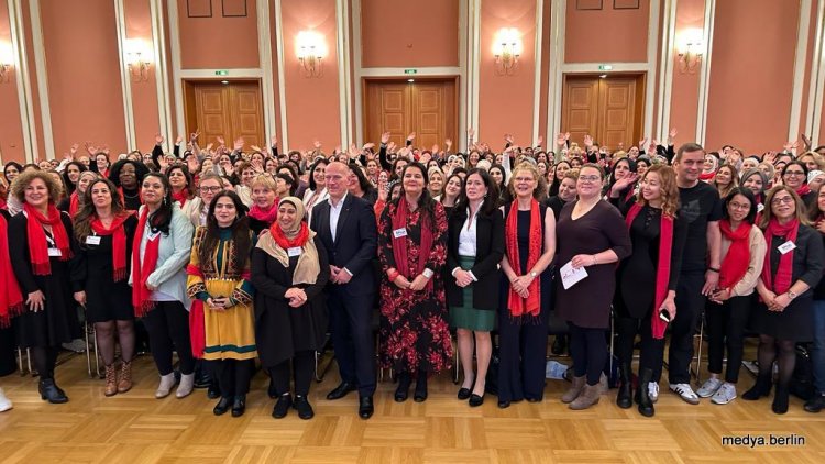 Rotes Rathaus'da Yüzlerce Anne Bir Araya Geldi.