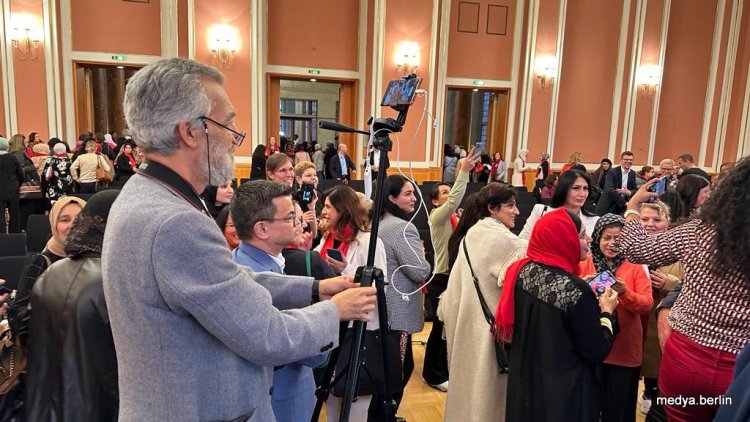 Rotes Rathaus'da Yüzlerce Anne Bir Araya Geldi.