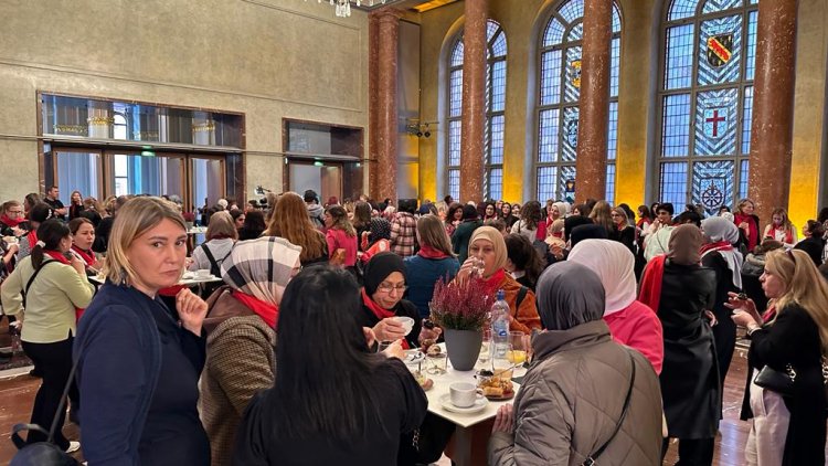 Rotes Rathaus'da Yüzlerce Anne Bir Araya Geldi.