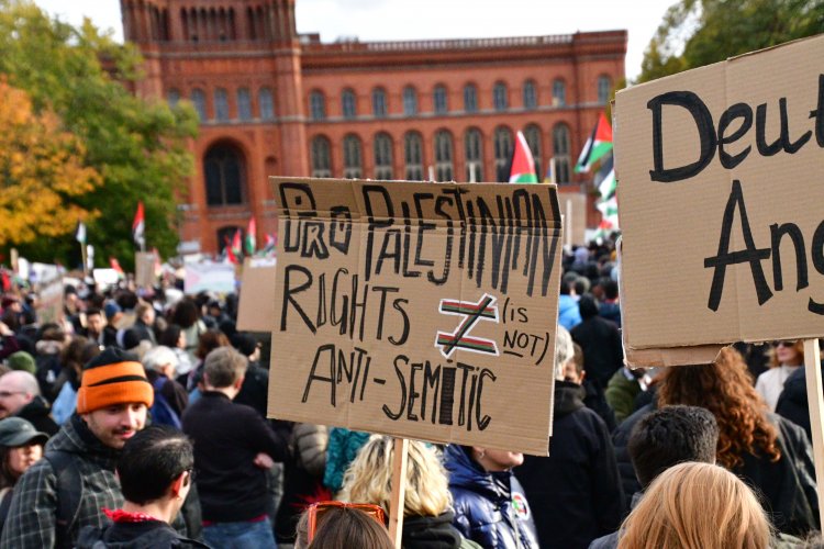 Berlin'de Filistin'e Destek Yürüyüşü.