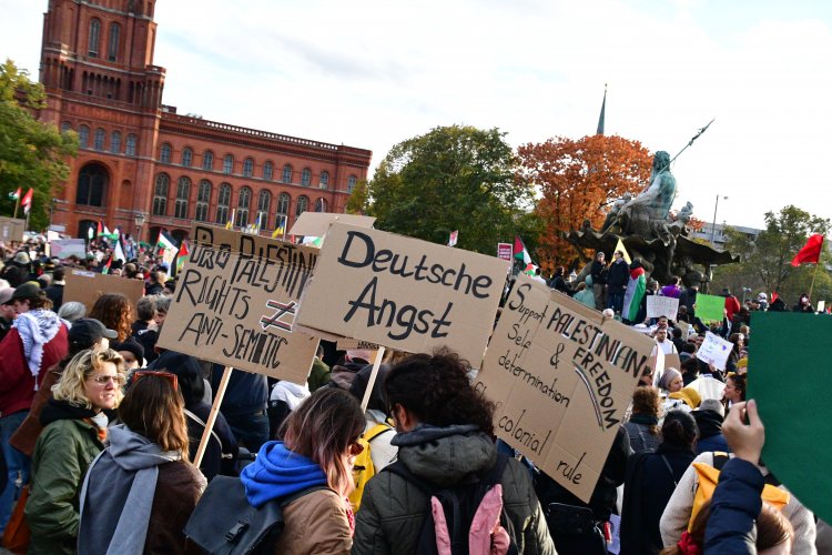 Berlin'de Filistin'e Destek Yürüyüşü.