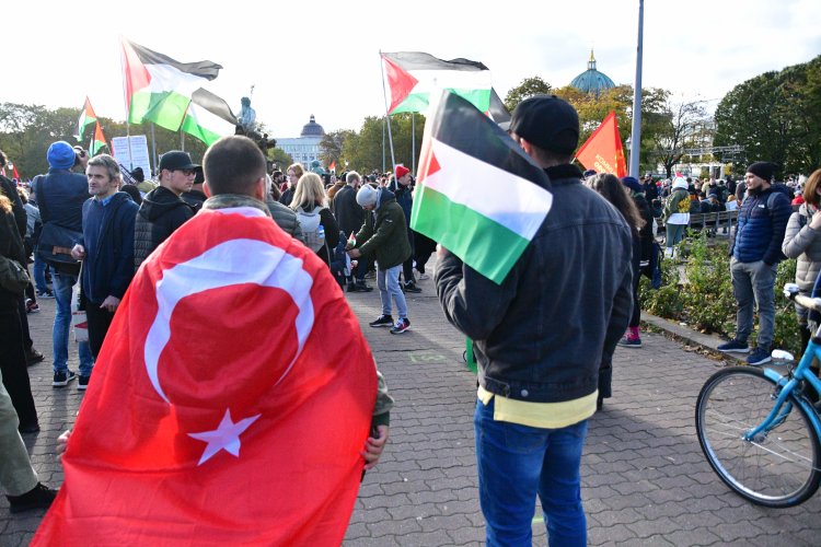 Berlin'de Filistin'e Destek Yürüyüşü.