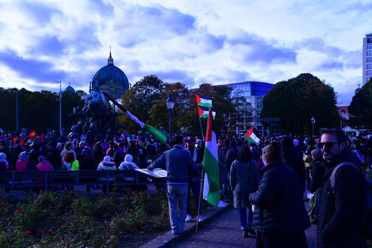 Berlin'de Filistin'e Destek Yürüyüşü.