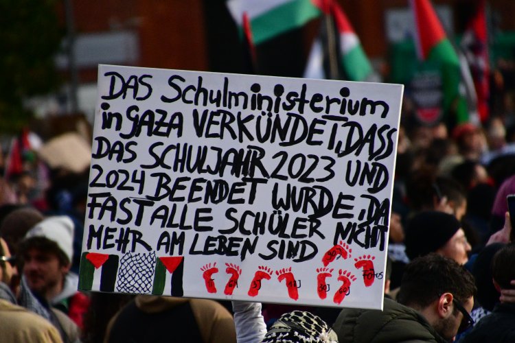 Berlin'de Filistin'e Destek Yürüyüşü.