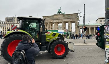 Alman Çiftçiler Brandenburg Kapısı Önünde Büyük Protesto Düzenledi
