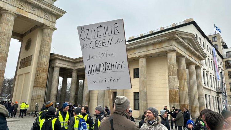 Alman Çiftçiler Brandenburg Kapısı Önünde Büyük Protesto Düzenledi