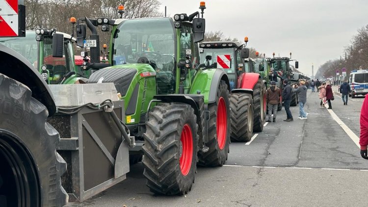 Alman Çiftçiler Brandenburg Kapısı Önünde Büyük Protesto Düzenledi