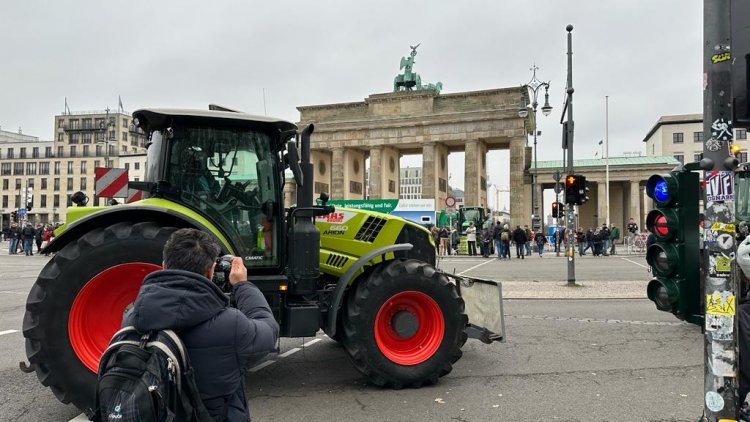 Alman Çiftçiler Brandenburg Kapısı Önünde Büyük Protesto Düzenledi