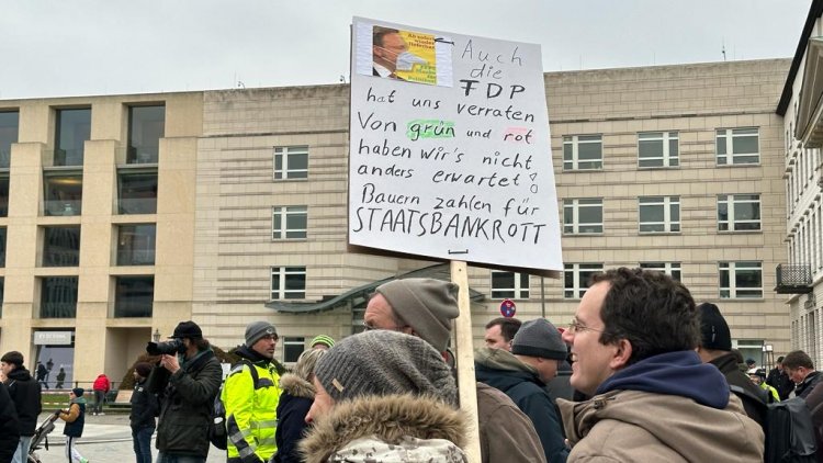 Alman Çiftçiler Brandenburg Kapısı Önünde Büyük Protesto Düzenledi