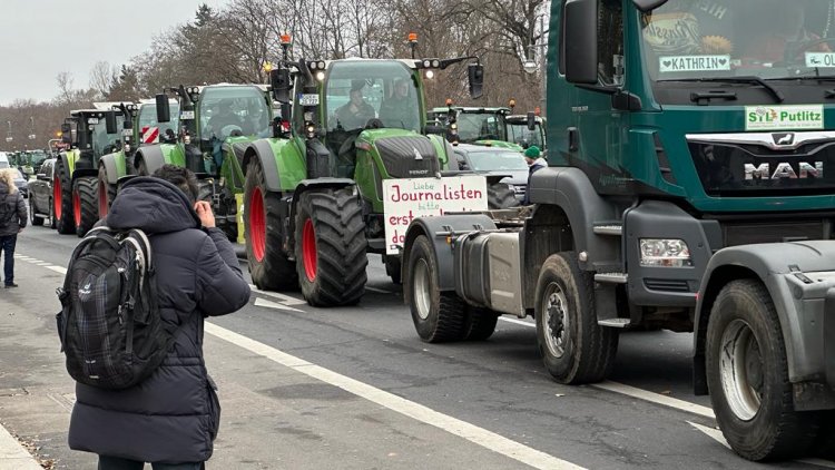 Alman Çiftçiler Brandenburg Kapısı Önünde Büyük Protesto Düzenledi