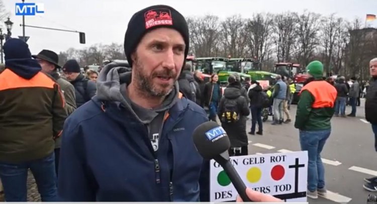 Alman Çiftçiler Brandenburg Kapısı Önünde Büyük Protesto Düzenledi