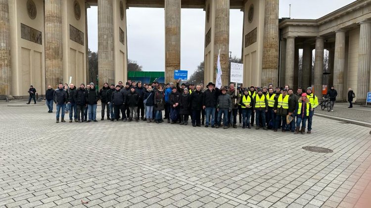 Alman Çiftçiler Brandenburg Kapısı Önünde Büyük Protesto Düzenledi