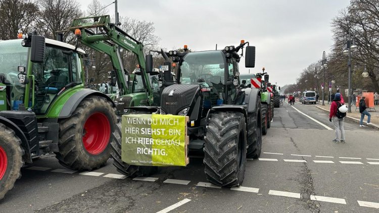 Alman Çiftçiler Brandenburg Kapısı Önünde Büyük Protesto Düzenledi