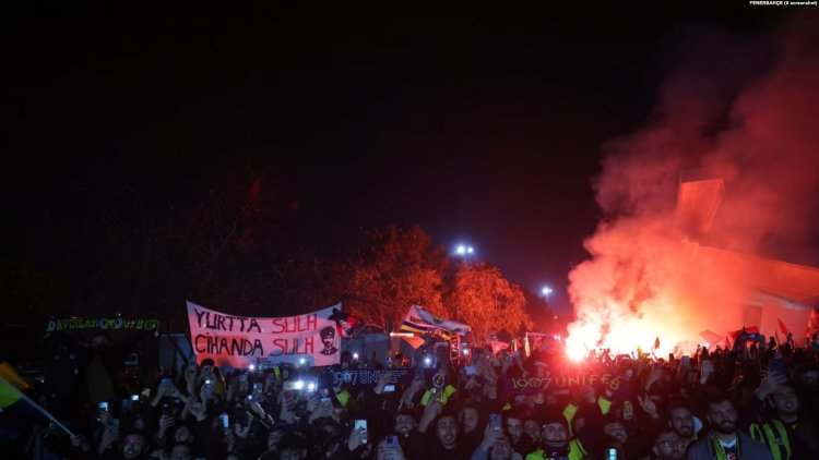 Galatasaray ve Fenerbahçe'yi binlerce kişi havaalanlarında karşıladı