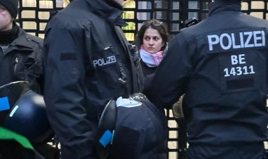 "Berlin'de Filistin'e Destek Yürüyüşü Gerginliği: 'Siyonizm Faşizmdir' Sloganıyla Olaylı Anlar!"