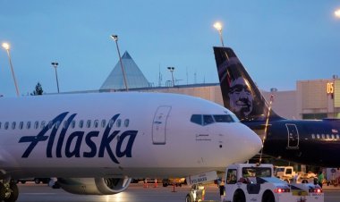 Havada çıkış kapısı kopan uçağın daha önce uyarı ışığı nedeniyle bazı uçuşlardan menedildiği açıklandı