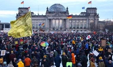 Almanlar, aşırı sağcı AfD’ye karşı sokağa döküldü