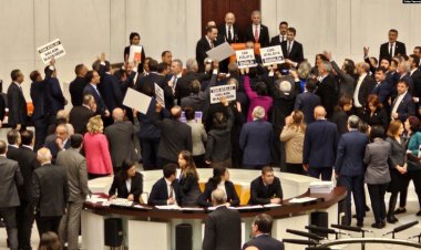 TBMM’de Can Atalay’ın vekilliği protestolar eşliğinde düşürüldü: Şimdi ne olacak?