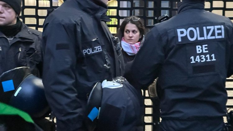 "Berlin'de Filistin'e Destek Yürüyüşü Gerginliği: 'Siyonizm Faşizmdir' Sloganıyla Olaylı Anlar!"